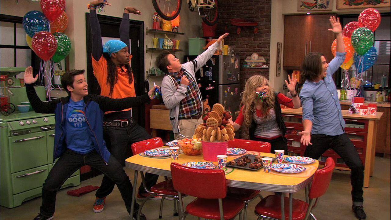 Icarly Trivia トリビア 今日のicarly ｱｲｶｰﾘｰ Igothotroom ｶｰﾘｰの誕生日 の題名の Hot には 熱い と 魅力的 という２つ意味がかかっている ｶｰﾘｰの部屋 は火事 熱い になり その後かなり魅力的に