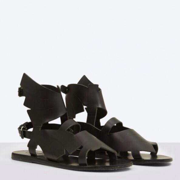 MarieMllrd's tweet photo. La sandale de curé par #Carven; Puisque que le pape est l'homme le plus stylé de 2013, il va falloir s'y mettre? http://t.co/6KHSMS2AG5