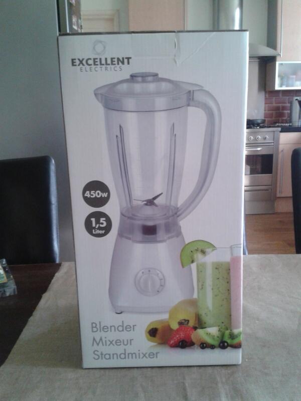 We beginnen dit jaar goed met een leuke #twitteractie, bij 700 volgers geef ik deze blender weg ! #Volg en #retweet!