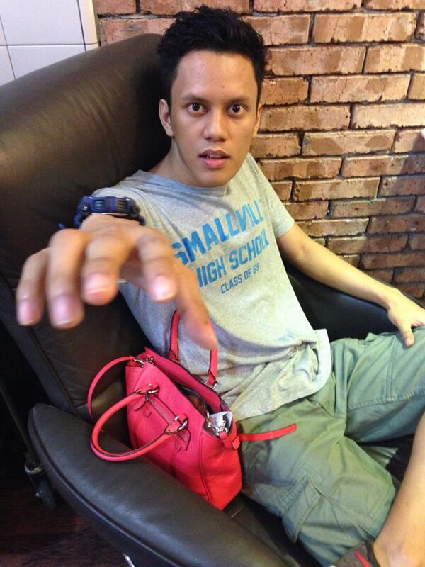 febfefeb's tweet photo. Qo tas nya pink unyu" gtu bg :D RT @Poconggg: Abis potong rambut cyiiiiiiiiiin: http://t.co/1MMHhwIhfi