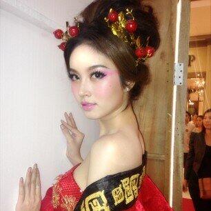 warna_be's tweet photo. Dengan mengikuti ajang dan mendapat gelar Miss Tiffany di Thailand.. http://t.co/Q2WHlNoTVK