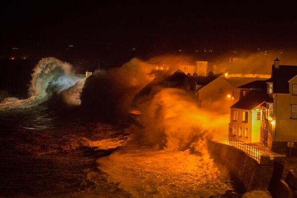 breakingnewsie's tweet photo. Whoah - waves batter the promenade at Lahinch, Co Clare last night (Pic: George Karbus) http://t.co/bdQUsaiFXJ http://t.co/uI8ropfd4C