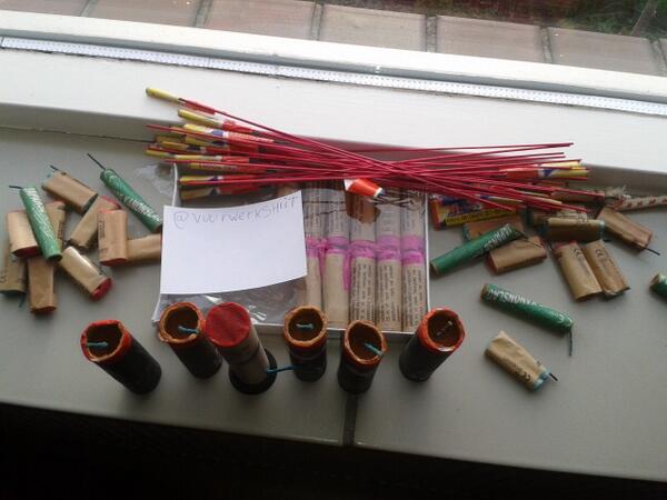 Vuurwerkshiit's tweet image. Over gebleven vuurwerk.. Bij 100 retweets verloot ik het! -