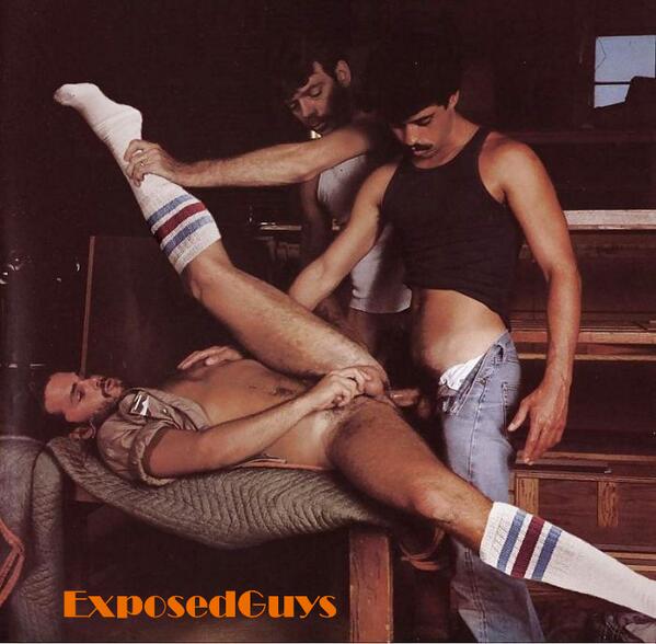 ExposedGuys's tweet photo. Threesome #Vintage #ExposedGuys http://t.co/UEyVzm4mum