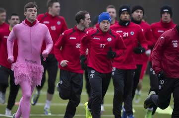 carrusel's tweet photo. Obligan al jugador Gary Fraser de Escocia a entrenar con un vestido rosa porque el club dice que rinde poco http://t.co/l1IeXqXmVL