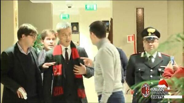 MilanistiUG's tweet photo. Foto: Keisuke Honda sudah tiba di Malpensa. #BenvenutoHonda #Honda10 http://t.co/j2dS8Ky2K4
