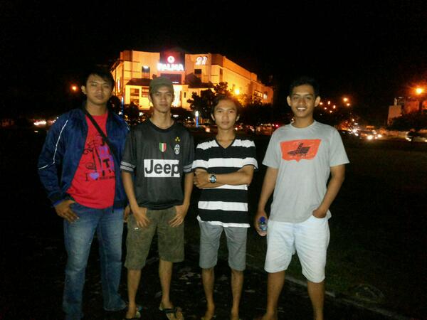 fredi_bacon's tweet photo. Mejeng di bundaran http://t.co/5Lukf5hPSj