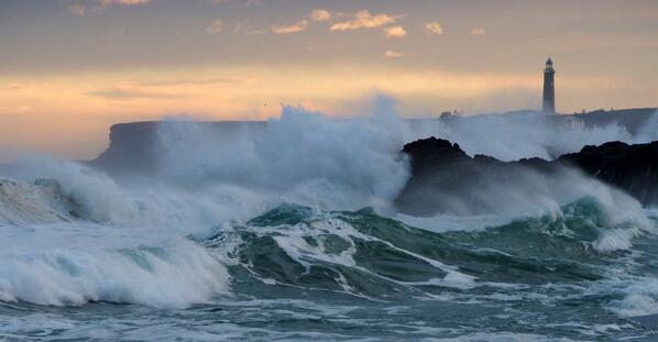 dmontanes's tweet photo. #Cantabria registra olas de ocho metros y vientos de 110 km/hora http://t.co/xRvCDRzTCH http://t.co/IivJtsaP0T