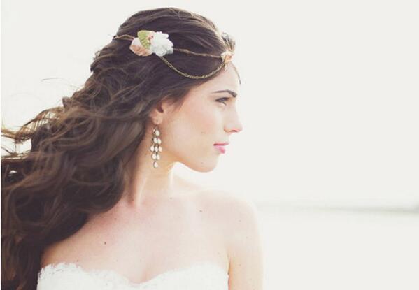 6 brides and their beautiful chain headpieces spr.ly/6011dlSP