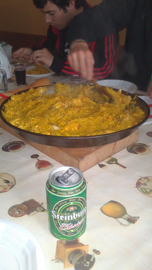 razvanft's tweet photo. Bueno pues hoy paellita con la peña http://t.co/ZdQeTHg21p
