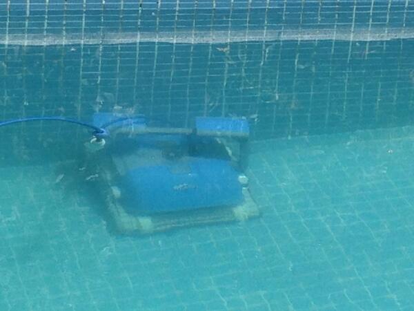 BetoKirovsky's tweet photo. El robot limpiando el fondo de la pileta , una maravilla http://t.co/9eZ5Z7HnZP