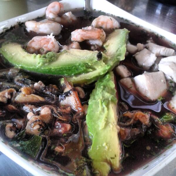 cosifem's tweet photo. "@quehacer_Hoy: #espectacular CEVICHE MIXTO de #GustConchas #famoso - Mercado Sauces 9 http://t.co/4MzZ2lMbDp"