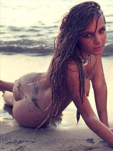 Postbadasss's tweet photo. Babe on the beach http://t.co/wqJNi83goG