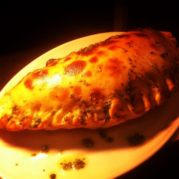 tonerskitchen's tweet photo. Our"Don Calzone"..wi Italian Sausage,Charred Chicken,Bacon,Sticky Onions,Chopped Chipotles,Oozin Tom n mozza http://t.co/INd3YcK9Vr