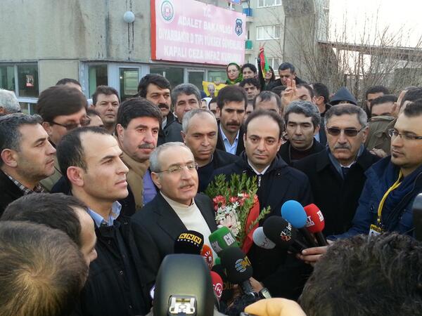 Vekillerimiz Sn. Aktaş ve Sn. Sarıyıldızı Karşıladık ve Yaşamını Halkının özgürlüğüne adıyan;
#hatipdicleyeözgürlük