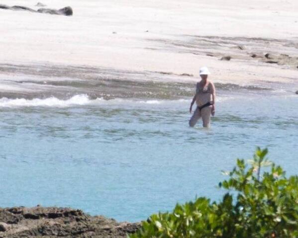 portalR7's tweet photo. Férias presidenciais: Dilma vai à praia com a família em Salvador http://t.co/bk8VonESbc #R7
  http://t.co/U3IEJ0aOFl