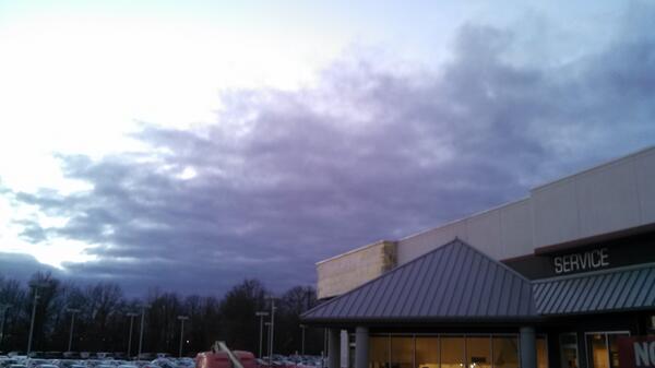 georgebrownmem's tweet photo. Clouds moving in and temps falling #memsnow #memwx #memcold http://t.co/aVbXxKVyHE