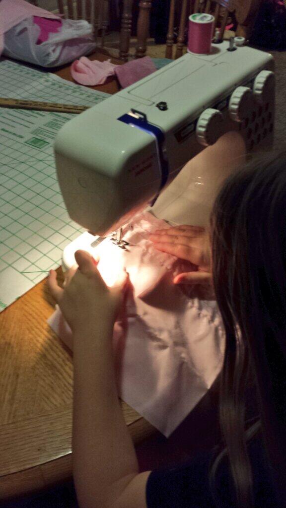 Azlee_Cakes's tweet photo. Princess practicing her sewing skills. http://t.co/eqfKVDdktb
