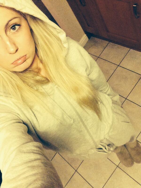SarahButlerrr's tweet image. Sat night swagggga #imunwell #allinonetracksuitwhat