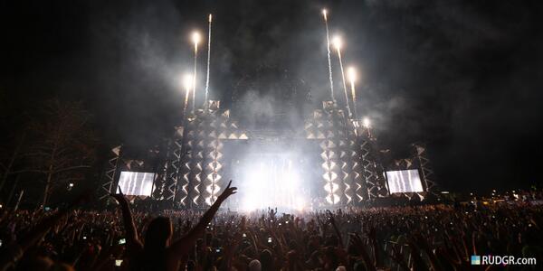 ultra's tweet photo. ♫♫
We're always waiting for the night
So come
with
me
and we can go where the light shines brightest
♫♫ http://t.co/NLfHMAQC9P