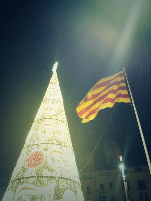 JuliaPalacio95's tweet photo. Girona m'enamora #nadal #Catalunya #lasenyera @esthermunoz95 http://t.co/1Y3EfES8Lv