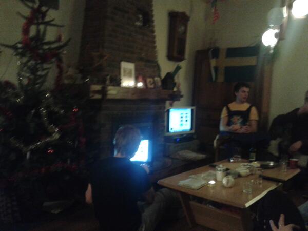 Serenade gebracht aan @TeunissenErwin ! Nu nog gezellig een drankje doen, wat fijn dat hij weer thuis is!
