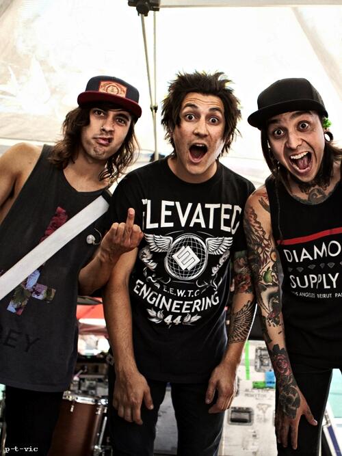 Live4Bands's tweet photo. "@come0ndaylight: Quote this and send me pics of band members?????" http://t.co/GzAqnw8xoH
