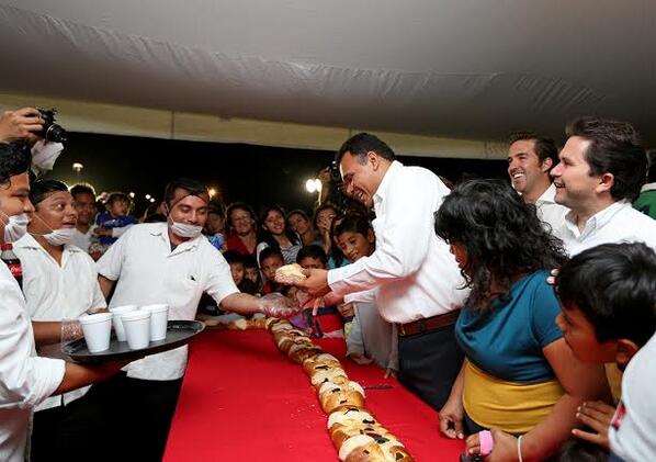 GobYuc's tweet photo. Fue momento idóneo para partir la Rosca de Reyes al iluminarse el Parque Metropolitano de Mérida #LuzEnPaseoVerde http://t.co/rZ8KS81vY2