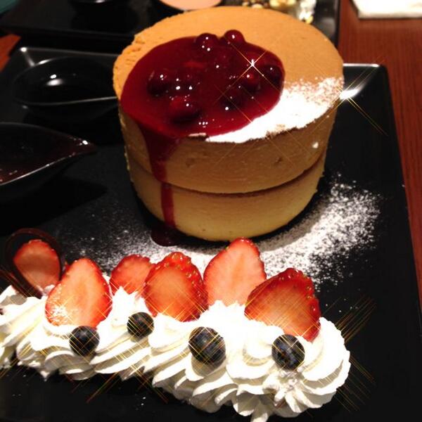hiroko504's tweet photo. イシヤカフェでベリーのホットケーキ♡ふわふわ http://t.co/xUbeS5ltcH http://t.co/qWkqbakjll