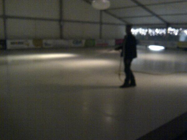 00:45u Voor de laatste keer wordt de ijsvloer behandeld door ijsmeester Joost! Morgen de laatste dag!