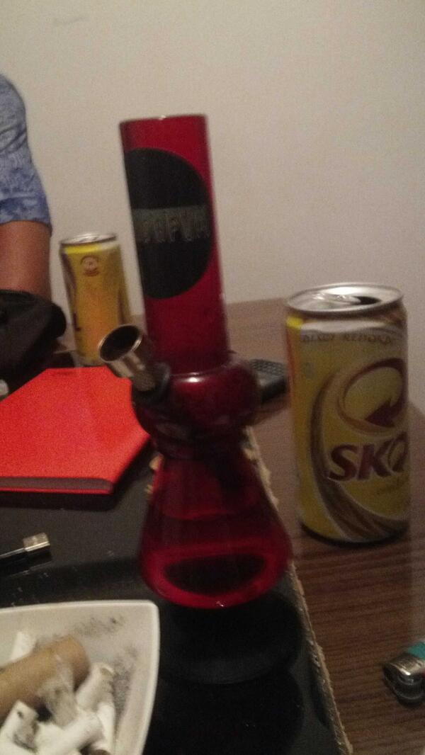 Fucklagente's tweet photo. Los respiritos / el bong http://t.co/rKGGmwNcHi