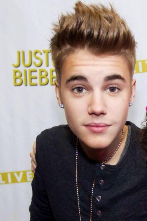 ibieberthought's tweet photo. justins such a cutie aw http://t.co/67DqX6GGZV
