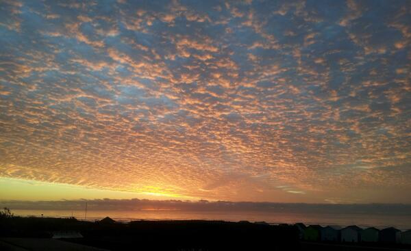LancingBeachCam's tweet photo. Absolutely beautiful around 8am this morning.  #lancing #beach #webcam http://t.co/viKEoFZ84o
