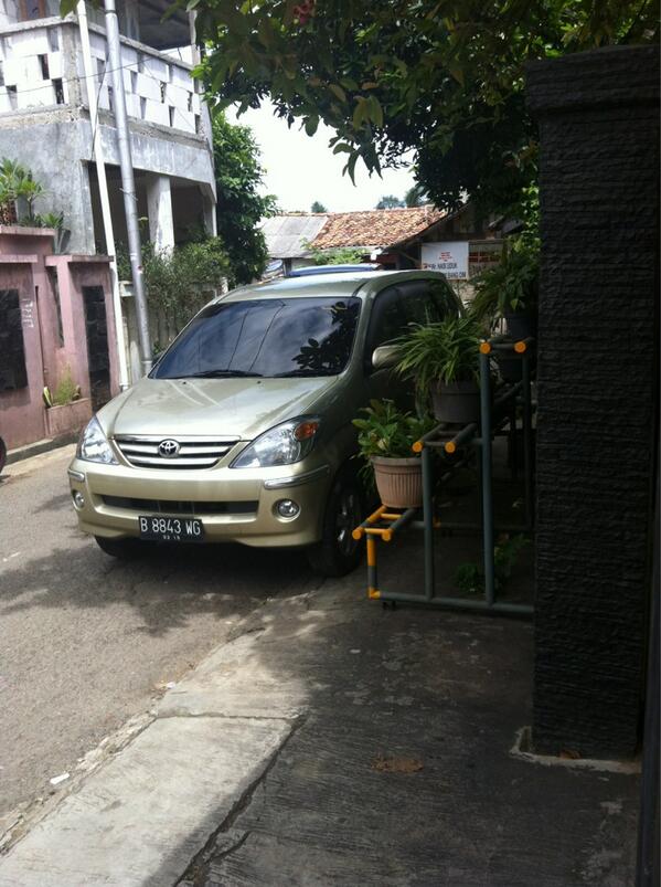 ChromaWedding's tweet photo. @hiYano @WidyanaFS mobil parkir depan rumah juara banged bkn mct sejalan http://t.co/KGhoVnsRbT