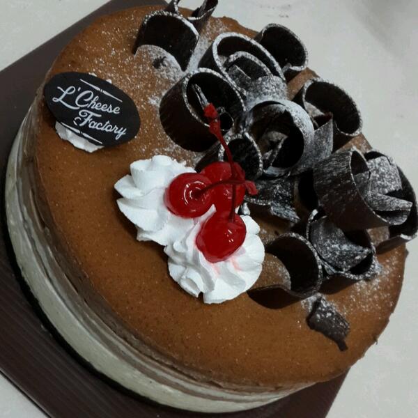 LCheeseFactory's tweet photo. makan Cheesecake yg satu ini brasa makan ice cream!!! *triplechoco* #nyaamm http://t.co/MsgS7gKwMc