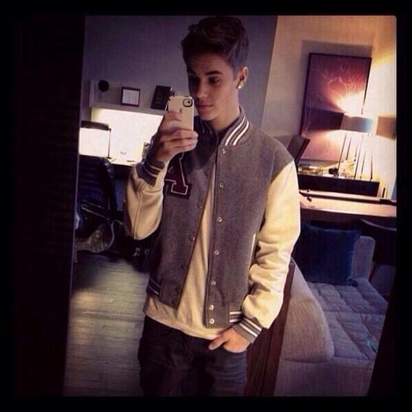 chasingbelieber's tweet photo. THIS IS PROBABLY ONE OF MY FAVORITES OF HIM HE LOOKS LIKE A CUTE ASS JUNIOR/SENIOR HIGHSCHOOLER http://t.co/vZY7XGmE66