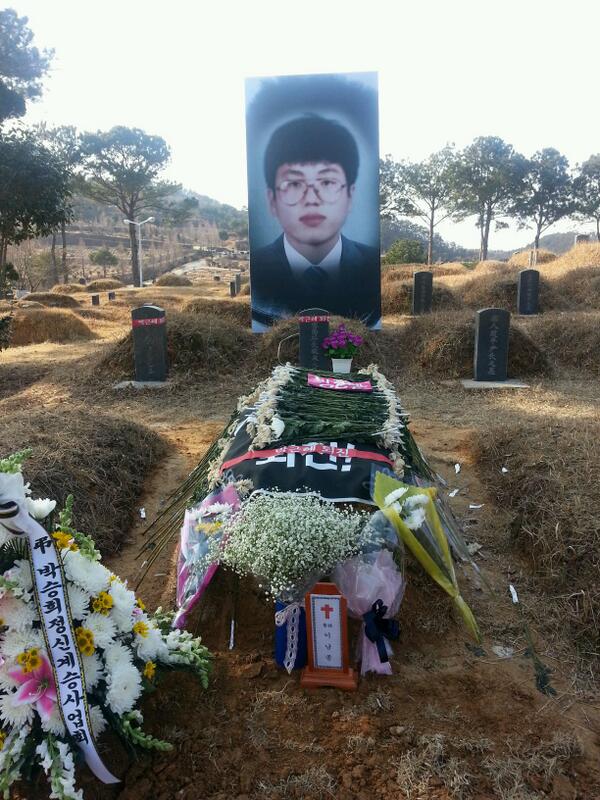 "<a href="/ksk204913/">아리솔~</a>: 미안합니다..  뜨거운 불길에 홀로 가는 길이 얼마나 외로우셨을까요?  하염없이 눈물만 쏟아집니다..
슬픔과 분노에 발이 떨어지질 않습니다!!ㅠ.ㅠ
<이명박구속하고 박근혜사퇴하라!!>