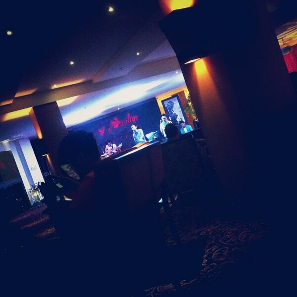 Fary_Toding's tweet photo. Sunday Jazz @swissbelinn nanaanananononoo http://t.co/g7DS083F0z