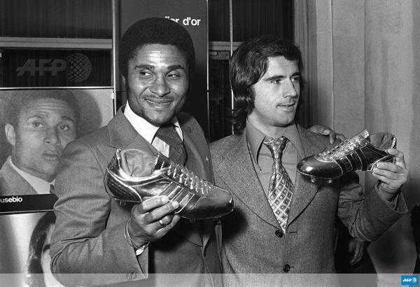 afpfr's tweet photo. Hommage au légendaire Eusebio, décédé cette nuit [ici (g) en compagnie de l’Allemand Gerd Müller en 1973 à Paris] http://t.co/kZvwkAqsLR
