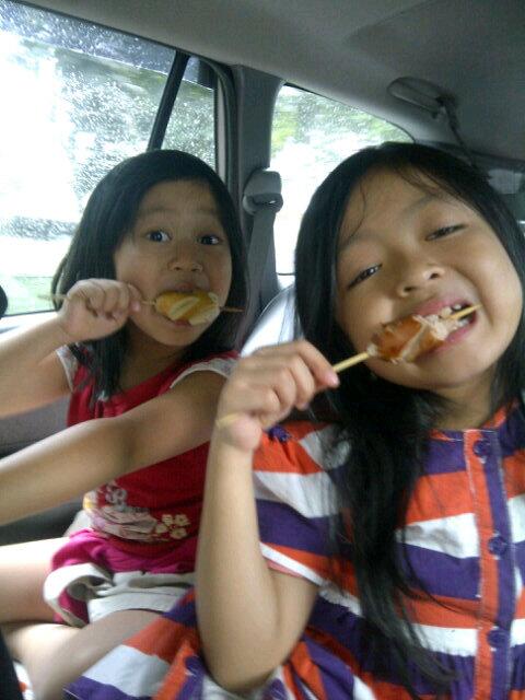 kidsfuntime's tweet photo. Roti unyil Venus antriiinya banget. Switch beli sate sosis di Dapur Sosis. 7rb/tusuk beef/chicken. #BogorforKids http://t.co/56oswdLkYh