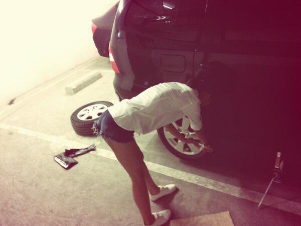 Selalu biasakan cek kendaraan sebelum memulai beraktifitas. Terlebih untuk perempuan! Happy sunday.. #drivesafe