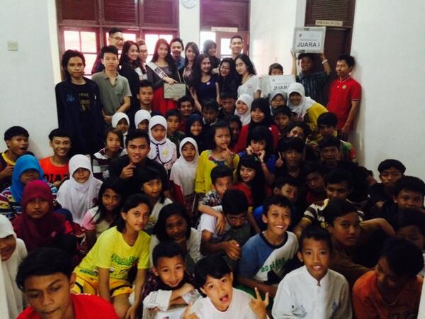 nararecycle's tweet photo. Lihat ini dokumentasi acara hari ini dari kakak" London School of Public relation :) cc @books4streetchildren!! http://t.co/2wALaV6ZhO