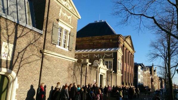 DeLakenhal's tweet photo. LAATSTE DAG #UTOPIA Museum @DeLakenhal gestart met rijen.LAATSTE KANS tot 17u. 14u gratis tour http://t.co/Uv8UEp4Ggz http://t.co/9orkTUbIAY