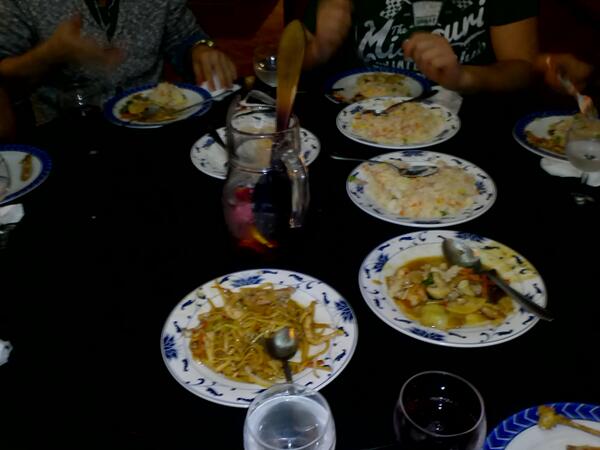AlbaCaion's tweet photo. Despedindo a navida cn @samuel2910 @javylafuente @chambanacona @Martin_caion *jenny mandeon e rosi!!Chino!!!! http://t.co/JI77Q1S6Bt