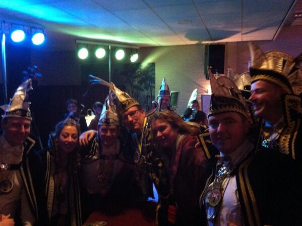 CVdeLeemknejers's tweet photo. Prins @ZeegersLuc feliciteert Prins Bram d'n Urste en we zien ullie wér terug op de JubileumResèpsie #55jaarknoepers http://t.co/vkUfzGPgVr
