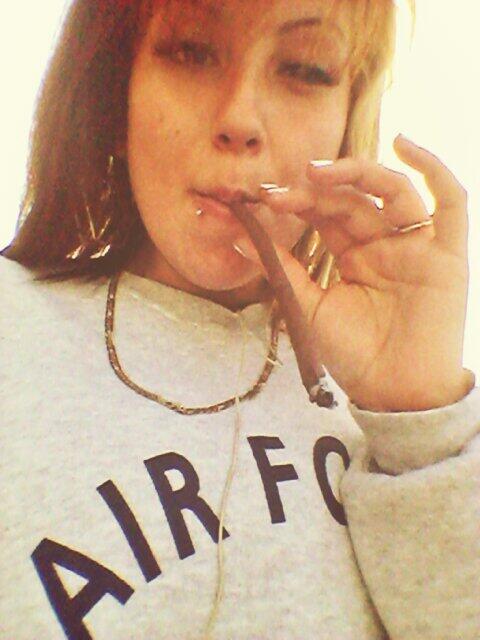 415_OFFICIAL's tweet photo. The waY tha weed hide my pain you'd neva knoe. She neva Fail me she ont evn maKe me paranoid no mo http://t.co/WSBZqvVl0Q