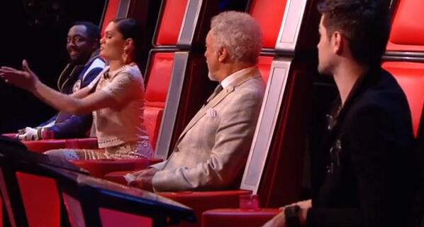 isthatnassia_r's tweet image. Hey there @JessieJ. Did you catch that fly? 🐝 #random  #hadtoask