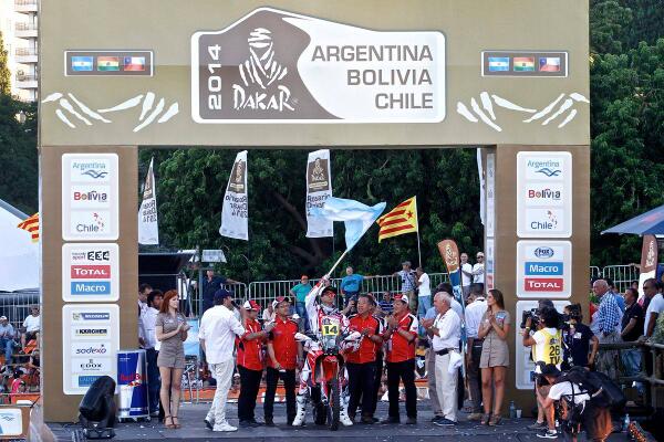 InfoDakar's tweet photo. #Dakar2014 #Motos El argentino @JavierPizzolito aparece 7º en el CP1 a 37seg de la punta, en poder de @joanbangbang88 http://t.co/JSPM4ECdXG