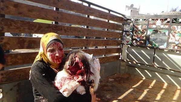 yasserrashed95's tweet image. - هذه أم سوريه تحضن أشلاء أبنتها الصغيره " لكى الله يا سوريا " #سوريا #لن_ننسى_سوريا