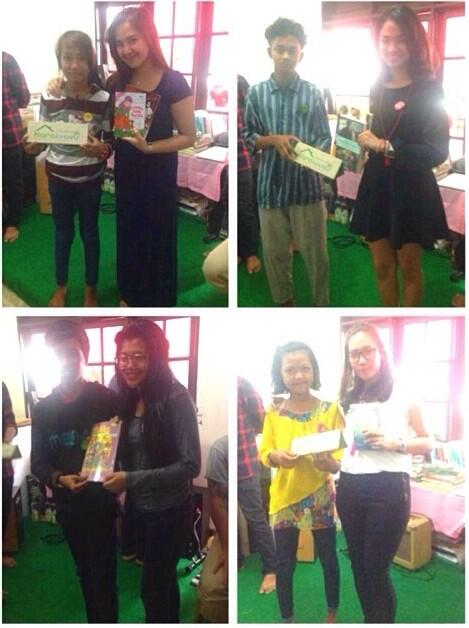 Books4SChildren's tweet photo. Simbolisasi pemberian buku hasil sumbangan oleh beberapa panitia kepada anak2 jalanan di yayasan nara kreatif http://t.co/CXEwbhYjV3